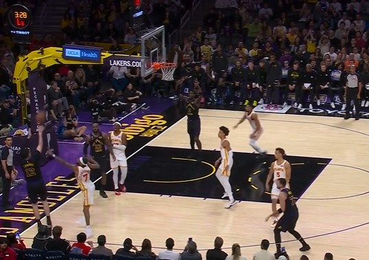 米兰体育官网-手感来了挡不住！詹姆斯突破差点失误 拉拉维亚底角强投压哨三分